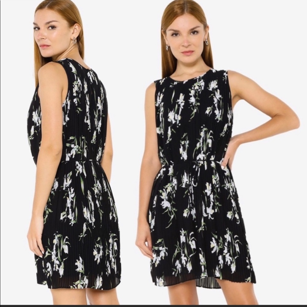 Banana Republic floral pleated dress. Size M